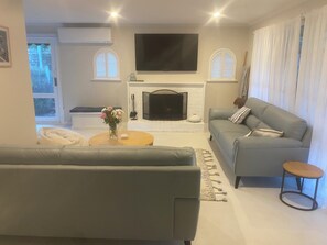 TV connectée, lecteur de DVD, livres