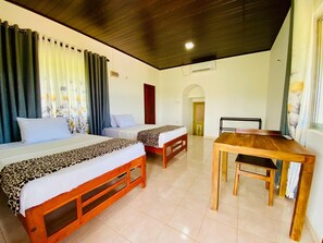 Habitación cuádruple Deluxe | Caja de seguridad en la habitación y escritorio