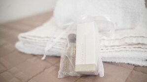 Une pile de serviettes blanches, avec une petite boîte portant l'inscription « CUFIA DOCCIA » placée devant.