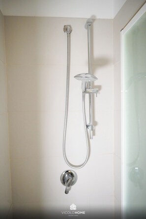 Douche, sèche-cheveux, serviettes fournies, savon