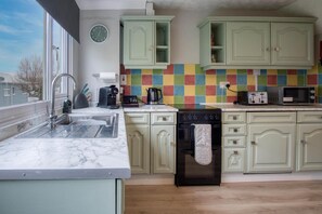 Chalet (2 Bedrooms) | Eigene Küche | Mikrowelle, Ofen, Esstisch