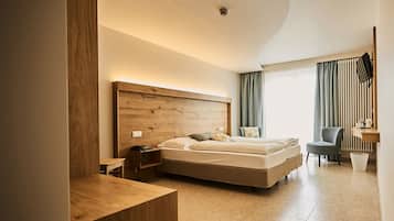 Comfort Double Room | In-room safe, desk, laptop workspace, free WiFi