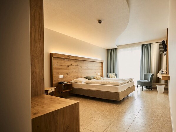 Habitación doble Confort | Caja de seguridad en la habitación y escritorio 