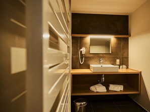 Douche, sèche-cheveux, serviettes fournies, savon