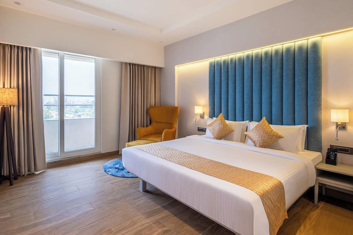 Signature studio suite, uitzicht op stad | Een minibar, een strijkplank/strijkijzer, gratis wifi, beddengoed