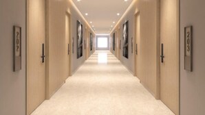 Un pasillo largo y bien iluminado con puertas numeradas 202 y 203, que dan a habitaciones.
