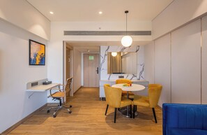 Signature-Studiosuite, Stadtblick | Minibar, Bügeleisen/Bügelbrett, kostenloses WLAN, Bettwäsche