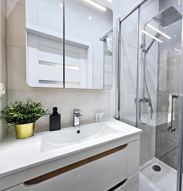Departamento Confort | Baño | Regadera, secadora de cabello, toallas, papel de baño 
