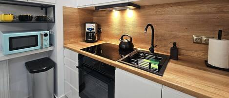 Comfort Apartment | Private kitchen | Fridge, microwave, oven, stovetop