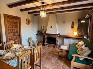 Smart TV, fireplace, books - Apartment with Terrace (Alarilla)