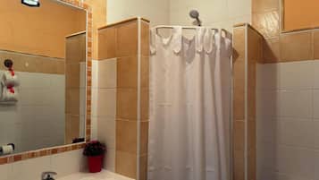 Een douche, handdoeken