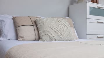 Departamento básico | Tabla de planchar con plancha, cunas, wifi gratis y ropa de cama