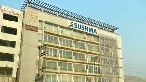 Un bâtiment d’hôtel à plusieurs étages, avec une grande enseigne « SUSHMA » bien visible et une enseigne « Hotel Citil Grande » au-dessus.