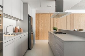 Kylskåp, mikrovågsugn, ugn och spishäll