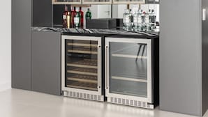 Una cocina moderna con armarios empotrados, encimera de mármol y una estantería para vinos.