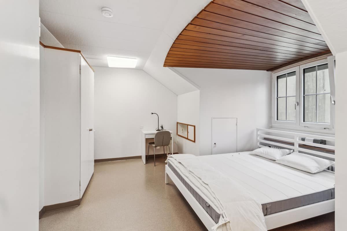 Laptop workspace, free WiFi, bed sheets