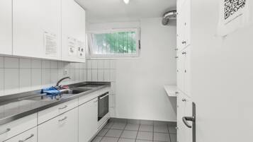 Microwave, cookware/dishes/utensils