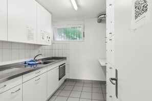 Mikrobølgeovn, køkkentøj/tallerkener/redskaber
