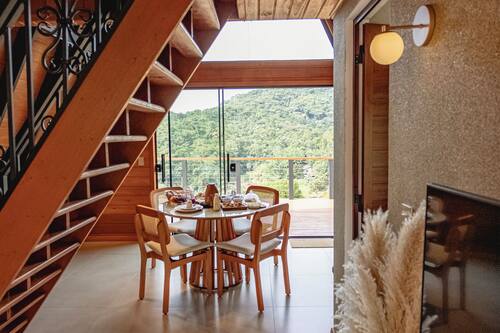 Superior-Chalet, Whirlpool | Wohnbereich | 55-Zoll-LCD-Fernseher mit Digitalempfang, Netflix, Streaming-Dienste