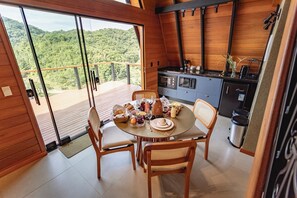 Chalet superior, bañera de hidromasaje | Zona de estar | Televisión LCD de 55 pulgadas con canales digitales, Netflix