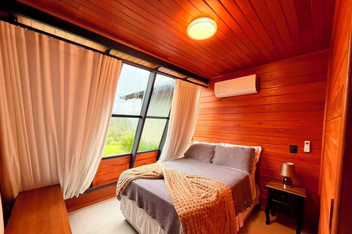 Deluxe-Ferienhütte, Hügelblick | Verdunkelungsvorhänge, kostenloses WLAN, Bettwäsche