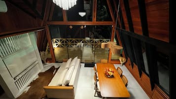 Cabane Deluxe, vue colline | Coin séjour | Télévision LCD de 55 pouces avec chaînes numériques, Netflix