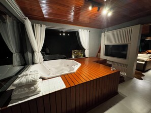 Cabana luxo, vista para a colina | Área de estar | TV LCD 55 polegadas com canais digitais, Netflix, serviços de streaming