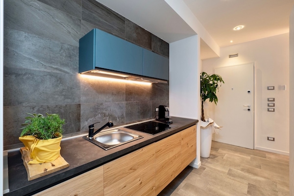 Refrigerador con freezer, microondas, placa de cocina, lavavajillas