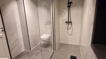 Deluxe Villa, Lake View | Bathroom | Hair dryer, towels, toilet paper