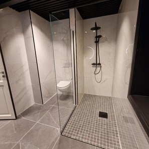 Deluxe-villa - søudsigt | Badeværelse | Hårtørrer, håndklæder, Toiletpapir