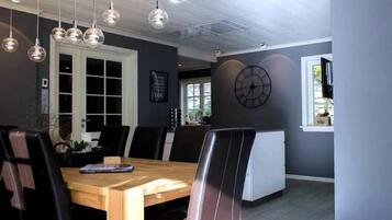 Deluxe Villa, Lake View | Private kitchen | Full-size fridge, microwave, oven, stovetop