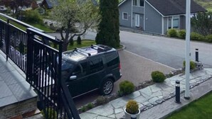 A residential area with a house, a parked SUV, and a mountainous backdrop. - Aarnes House Stryn (Stryn)