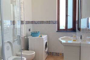 Shower, hair dryer, bidet, towels - La Badia – Uliveto | Breathtaking View of Mount Vesuvius and the Gulf of Naples (Vico Equense)