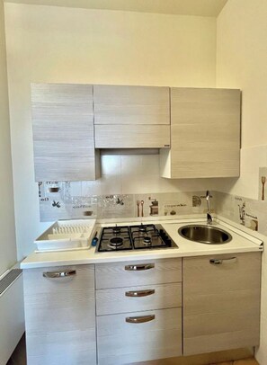 Réfrigérateur, plaque de cuisson, cafetière/bouilloire