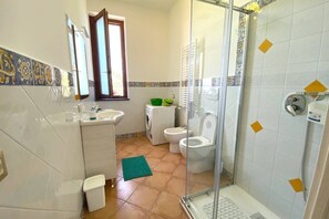 Shower, hair dryer, bidet, towels - La Badia – Il Vigneto🌿 | Breathtaking View of Vesuvius and the Gulf of Naples (Vico Equense)