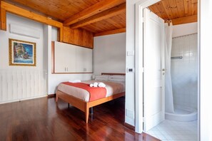 2 bedrooms, iron/ironing board, travel cot, free WiFi