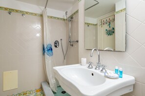 Doccia, asciugacapelli, bidet, asciugamani