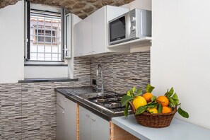 Fridge, microwave, oven, stovetop - Casa Mirty – Comfort and the perfect location in the heart of the Sorrento Coast (Sant'Agnello)