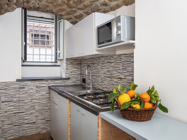 Fridge, oven, stovetop, coffee/tea maker