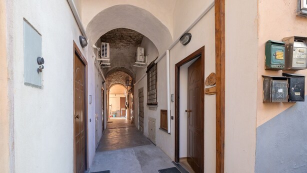 A narrow corridor with arched ceilings, doors, and air conditioning units. - Casa Mirty – Comfort and the perfect location in the heart of the Sorrento Coast (Sant'Agnello)