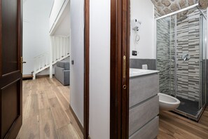 Dusj, hårføner, bidé og håndklær