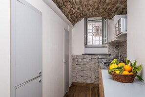 Fridge, oven, stovetop, coffee/tea maker - Casa Mirty – Comfort and the perfect location in the heart of the Sorrento Coast (Sant'Agnello)