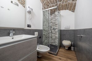 Shower, hair dryer, bidet, towels - Casa Mirty – Comfort and the perfect location in the heart of the Sorrento Coast (Sant'Agnello)