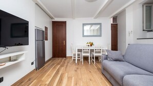 A compact living space with a kitchenette, a dining area, and a sofa. - Casa Mirty – Comfort and the perfect location in the heart of the Sorrento Coast (Sant'Agnello)