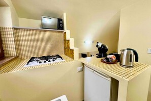 Réfrigérateur, four à micro-ondes, surface de cuisson, cafetiÚre-théiÚre