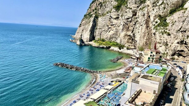 A coastal hotel with a pool area, a rocky cliff, and a clear view of the sea. - Casa Nicanto – Just Steps from the Sea, Between Peace and Comfort 🌊 (Meta)