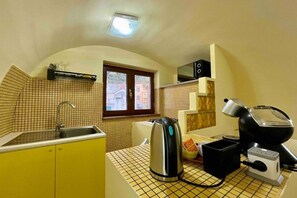 Fridge, microwave, stovetop, coffee/tea maker - Casa Nicanto – Just Steps from the Sea, Between Peace and Comfort 🌊 (Meta)