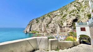 A coastal building with a view of the sea and a rocky cliff. - Casa Nicanto – Just Steps from the Sea, Between Peace and Comfort 🌊 (Meta)
