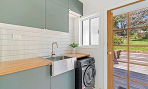 Interior - Sea Breeze | Pet Friendly (Forresters Beach)