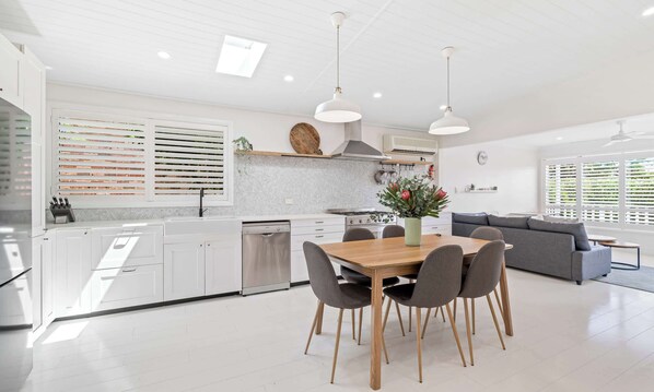 Interior - Sea Breeze | Pet Friendly (Forresters Beach)